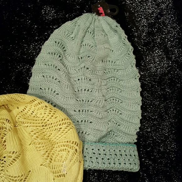 *SOLD* Bundle of beanies - Picture 4 of 4